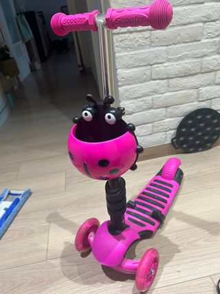 Patín infantil rosa con cesta