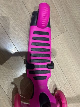 Patín infantil rosa con cesta