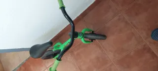 Bicicleta de equilibrio verde