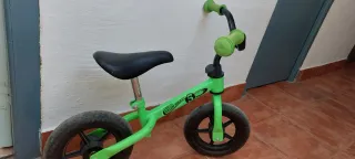 Bicicleta de equilibrio verde