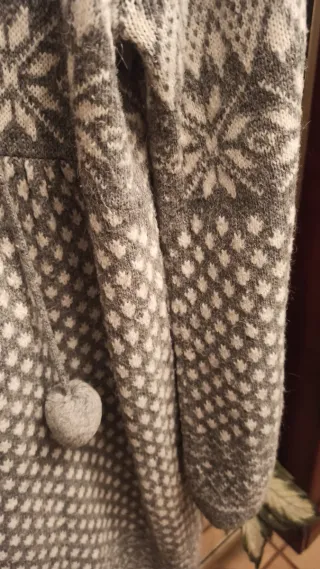 Vestido de lana con capucha de borrego