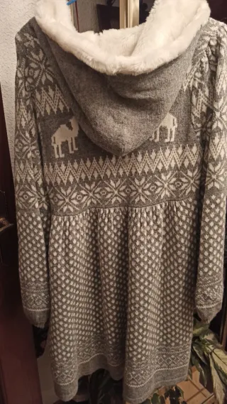 Vestido de lana con capucha de borrego