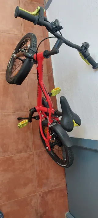 Bicicleta infantil roja