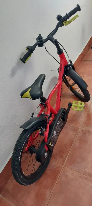 Bicicleta infantil roja