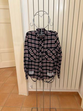 Camicia da donna Pirex a quadri con strappi ad hoc