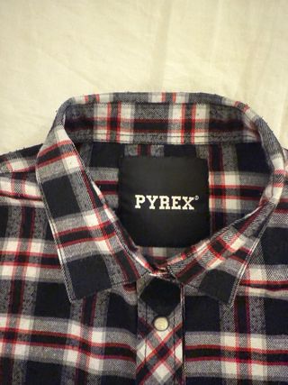 Camicia da donna Pirex a quadri con strappi ad hoc