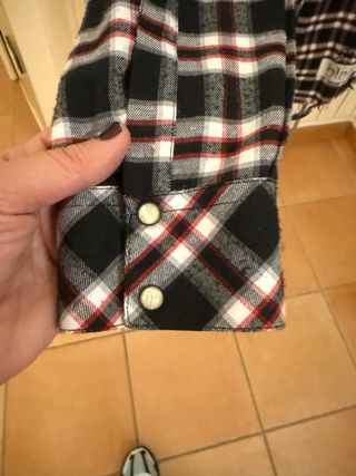 Camicia da donna Pirex a quadri con strappi ad hoc