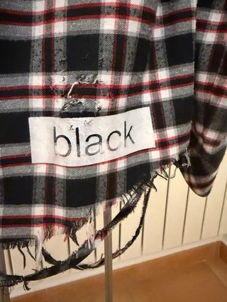 Camicia da donna Pirex a quadri con strappi ad hoc