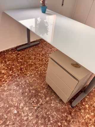 Mesa oficina cristal blanco.