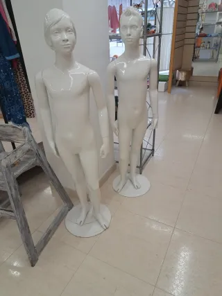 Maniquíes niño y niña blancos