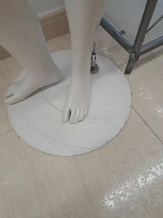 Maniquíes niño y niña blancos