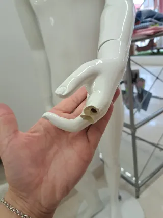 Maniquíes niño y niña blancos