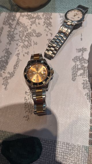 Reloj azul con diseño de personajes