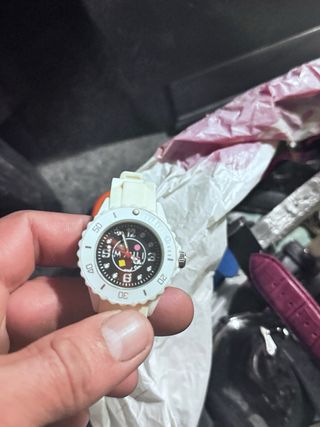 Reloj azul con diseño de personajes