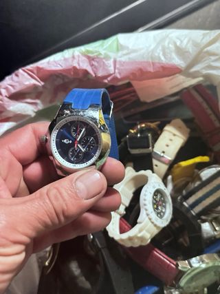 Reloj azul con diseño de personajes