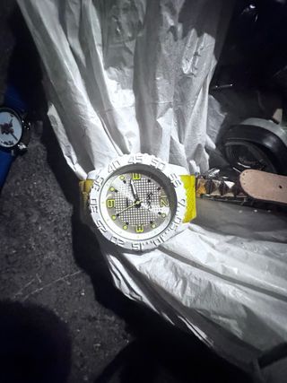 Reloj azul con diseño de personajes