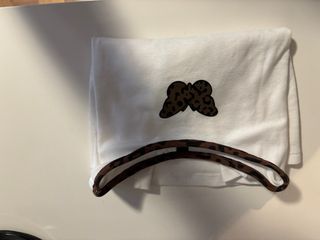 Camiseta blanca con estampado de mariposa