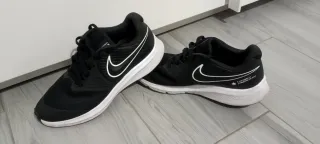 Zapatillas deportivas Nike negras y blancas