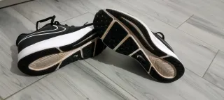 Zapatillas deportivas Nike negras y blancas