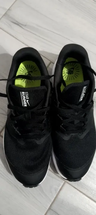 Zapatillas deportivas Nike negras y blancas