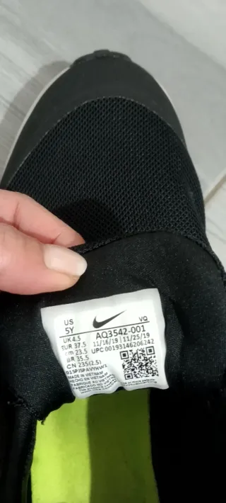 Zapatillas deportivas Nike negras y blancas