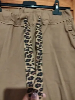 Pantalón jogger camel con cordones