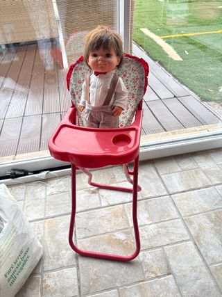 Muñeco con trona roja