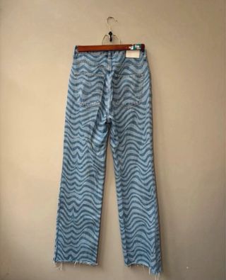 Jeans denim chiari con disegno ondulato