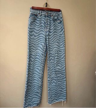 Jeans denim chiari con disegno ondulato