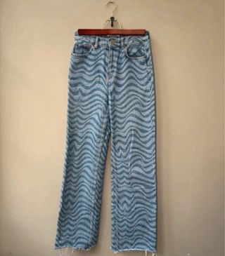 Jeans denim chiari con disegno ondulato