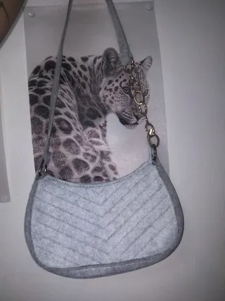 Bolso de hombro gris