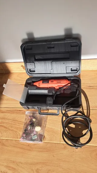 Multiherramienta eléctrica con accesorios