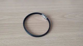 Pulsera de cuero negro fina