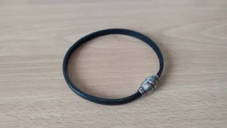 Pulsera de cuero negro fina