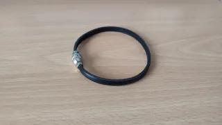 Pulsera de cuero negro fina