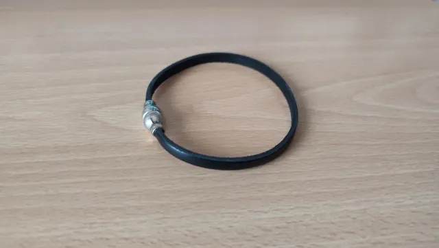 Pulsera de cuero negro fina