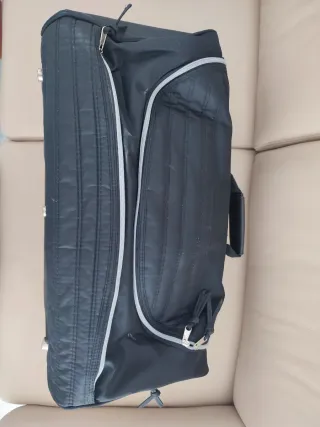 Bolsa de viaje y neceser negro