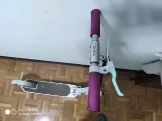 Patinete blanco y morado