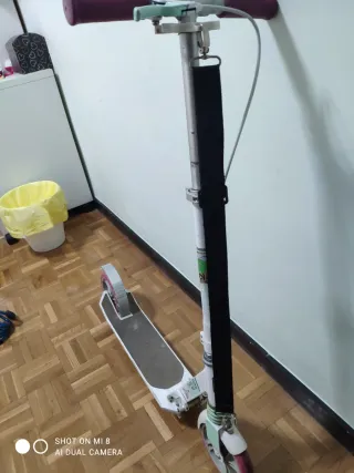 Patinete blanco y morado