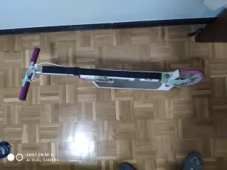 Patinete blanco y morado