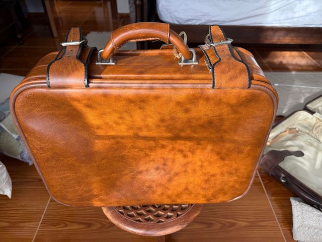 Valigia in pelle antica