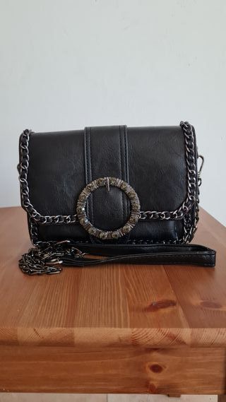 Bolso negro pequeño con cadena y pedrería