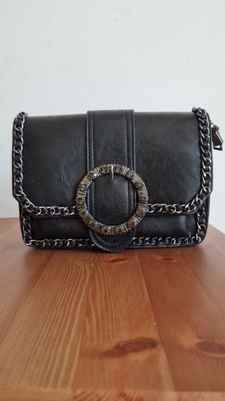 Bolso negro pequeño con cadena y pedrería