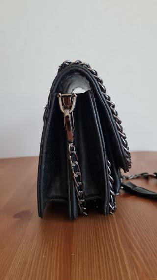 Bolso negro pequeño con cadena y pedrería