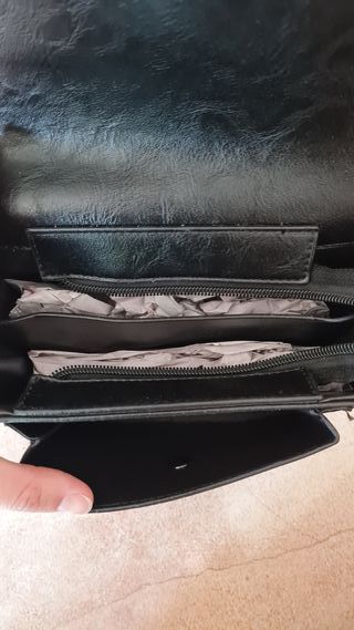 Bolso negro pequeño con cadena y pedrería