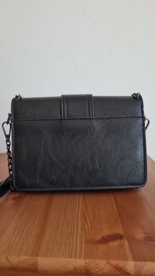 Bolso negro pequeño con cadena y pedrería
