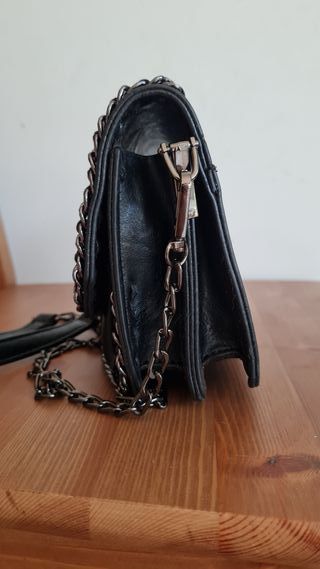 Bolso negro pequeño con cadena y pedrería