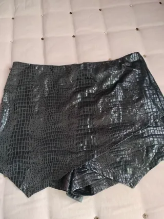Pantalón corto falda efecto piel