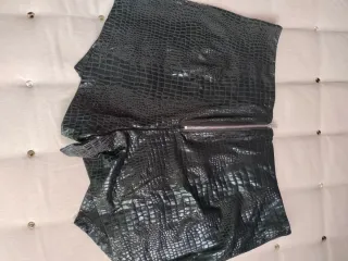 Pantalón corto falda efecto piel