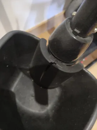 Triciclo infantil con capota y manillar.